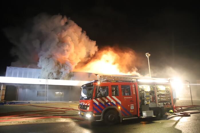 Grote brand in ijzerwarenhandel pand