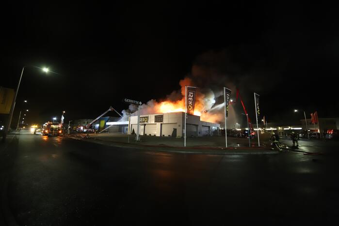 Grote brand in ijzerwarenhandel pand