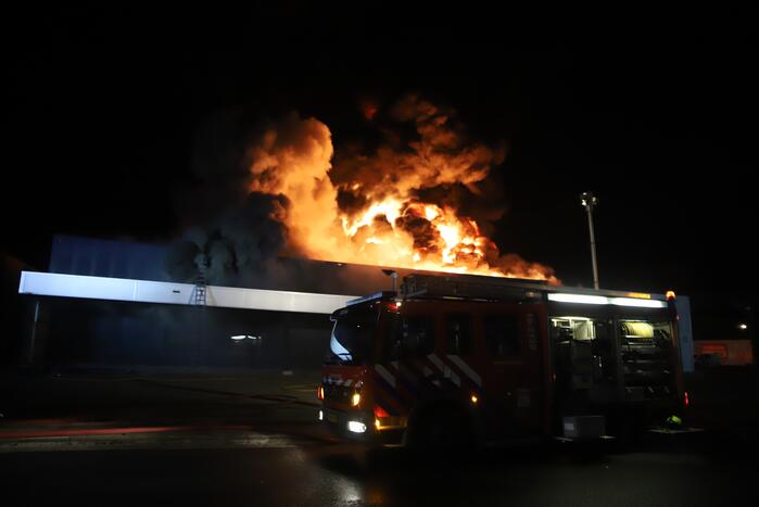 Grote brand in ijzerwarenhandel pand