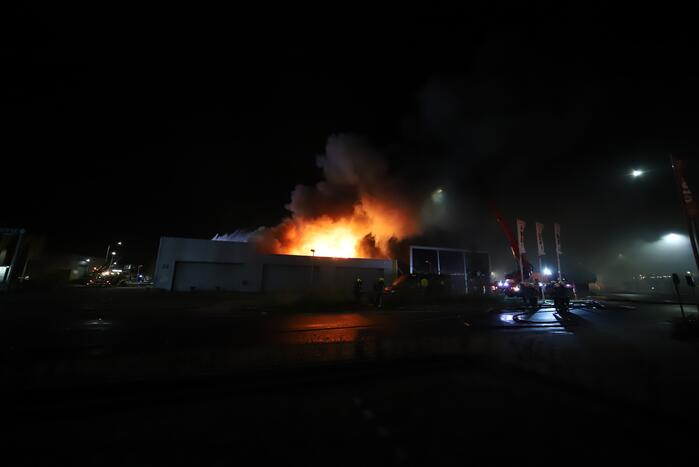 Grote brand in ijzerwarenhandel pand