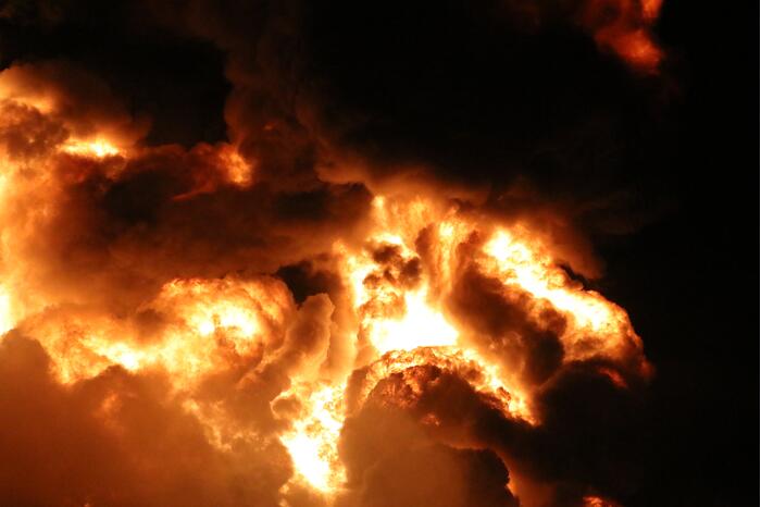 Grote brand in ijzerwarenhandel pand