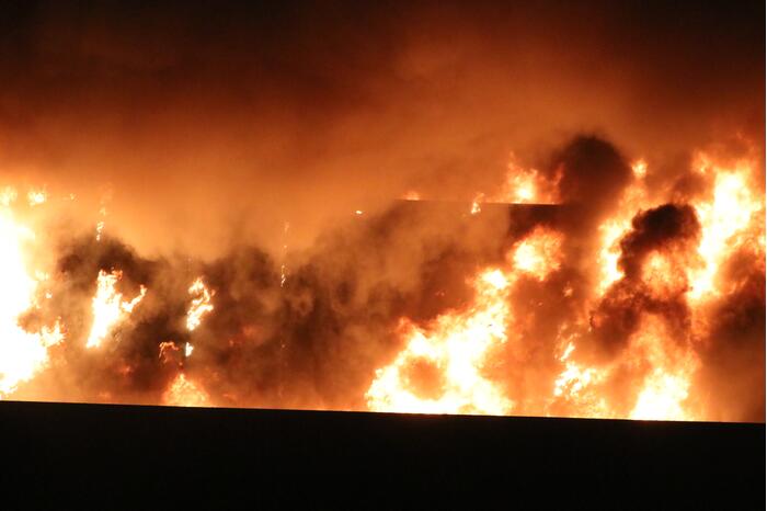 Grote brand in ijzerwarenhandel pand