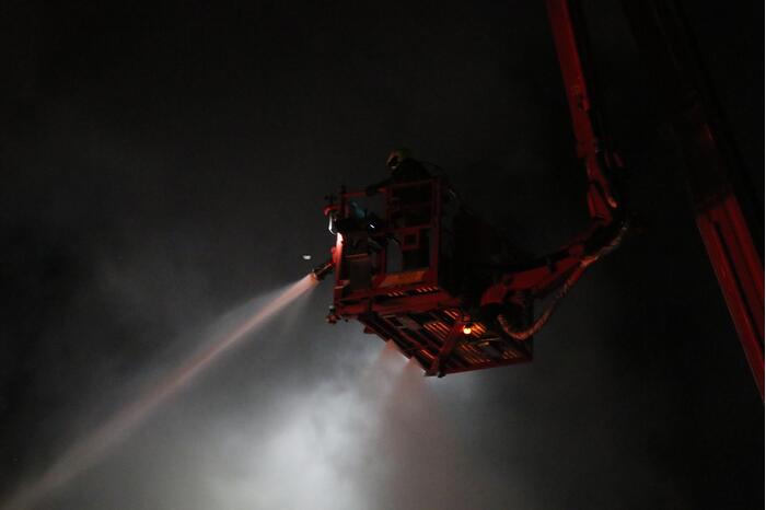 Grote brand in ijzerwarenhandel pand