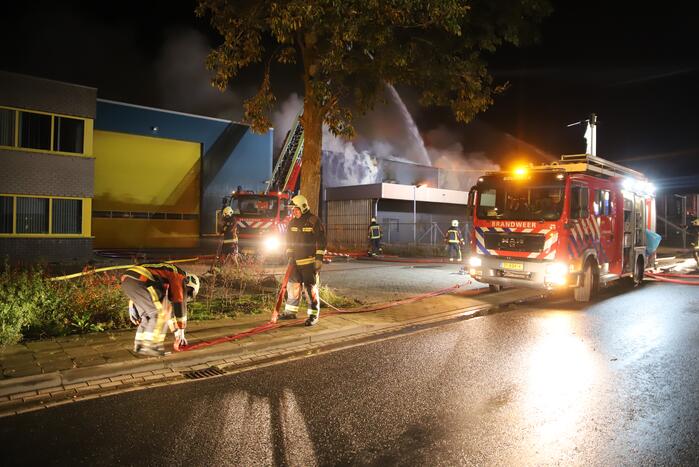 Grote brand in ijzerwarenhandel pand