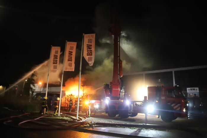 Grote brand in ijzerwarenhandel pand