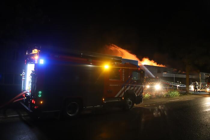 Grote brand in ijzerwarenhandel pand