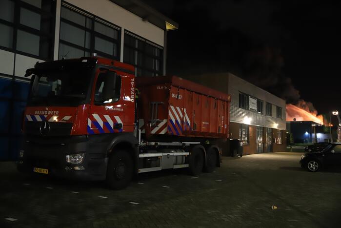 Grote brand in ijzerwarenhandel pand