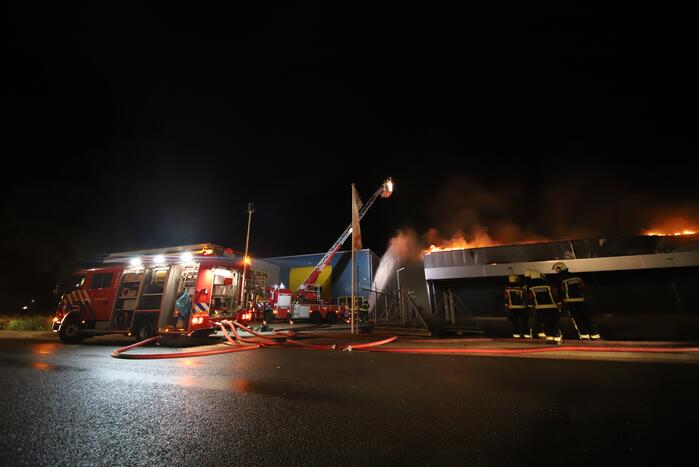 Grote brand in ijzerwarenhandel pand