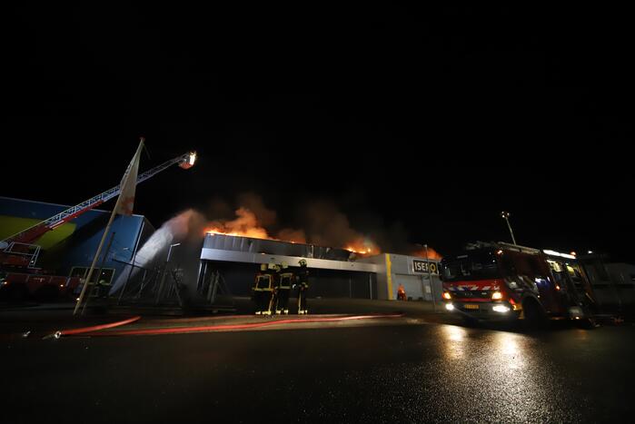 Grote brand in ijzerwarenhandel pand