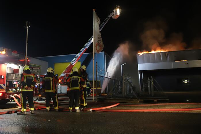 Grote brand in ijzerwarenhandel pand