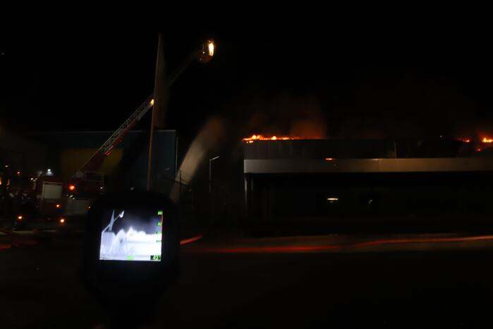 Grote brand in ijzerwarenhandel pand
