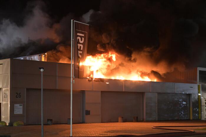 Grote brand in ijzerwarenhandel pand