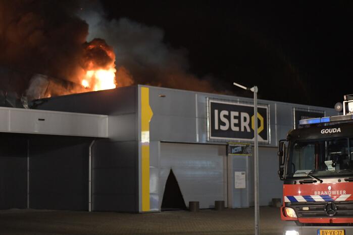 Grote brand in ijzerwarenhandel pand