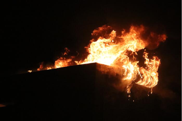 Grote brand in ijzerwarenhandel pand