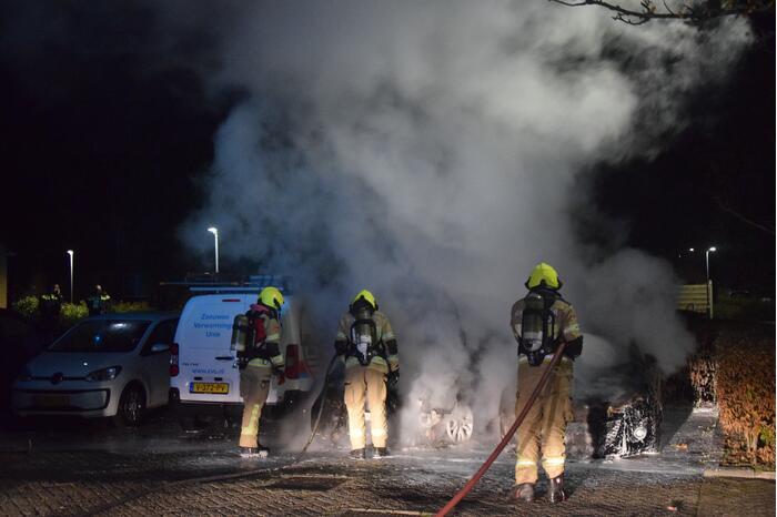 Twee geparkeerde auto's verwoest door brand