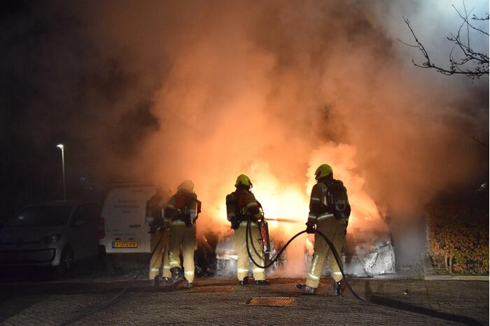 Twee geparkeerde auto's verwoest door brand