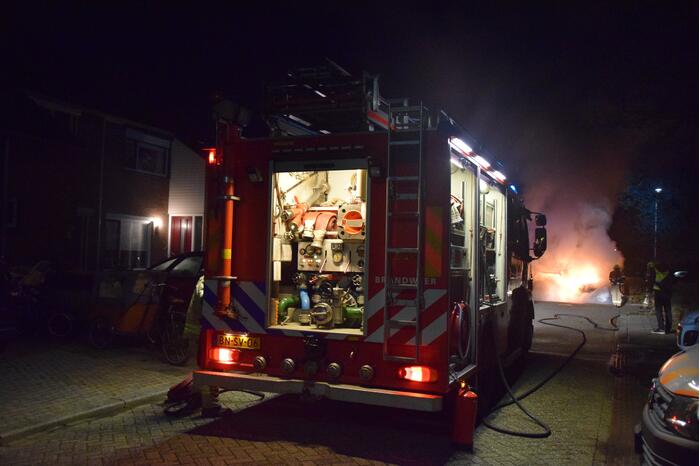 Twee geparkeerde auto's verwoest door brand