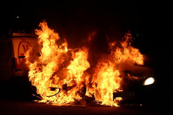 Twee geparkeerde auto's verwoest door brand