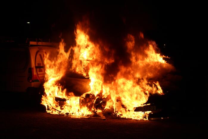 Twee geparkeerde auto's verwoest door brand