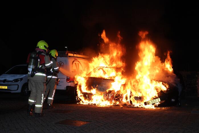 Twee geparkeerde auto's verwoest door brand