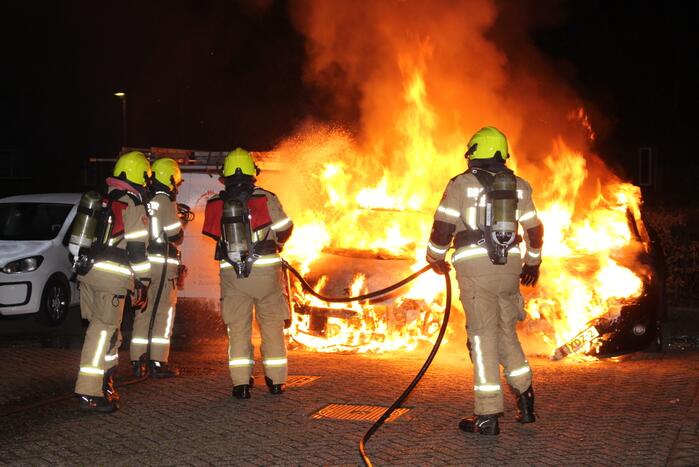 Twee geparkeerde auto's verwoest door brand