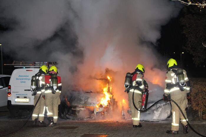 Twee geparkeerde auto's verwoest door brand