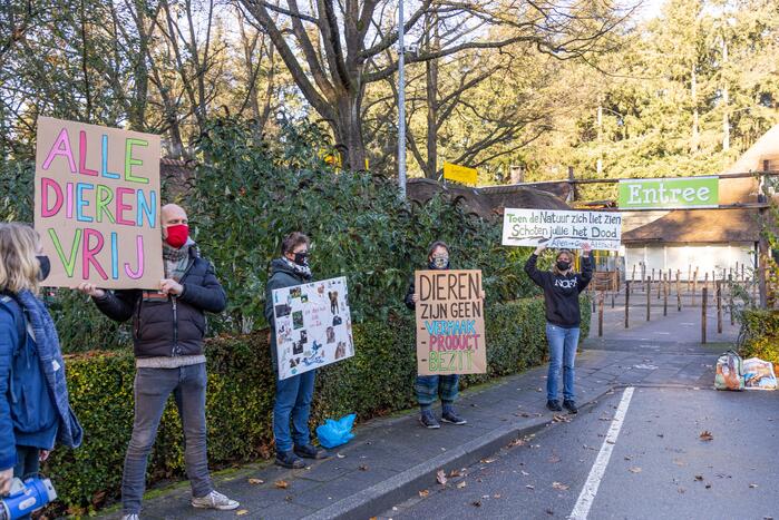 Protestactie tegen doodgeschoten chimpansees DierenPark Amersfoort