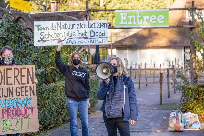 Protestactie tegen doodgeschoten chimpansees DierenPark Amersfoort
