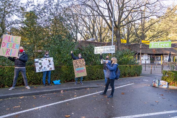 Protestactie tegen doodgeschoten chimpansees DierenPark Amersfoort