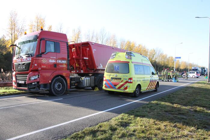 Vrachtwagen en personenwagen botsen op elkaar