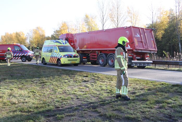 Vrachtwagen en personenwagen botsen op elkaar