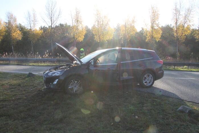 Vrachtwagen en personenwagen botsen op elkaar