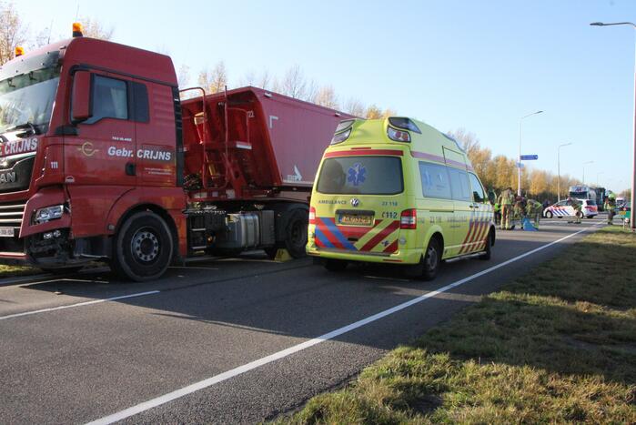 Vrachtwagen en personenwagen botsen op elkaar