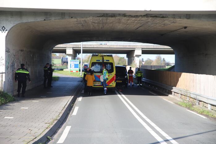 Traumahelikopter landt naast snelweg voor ernstig ongeval