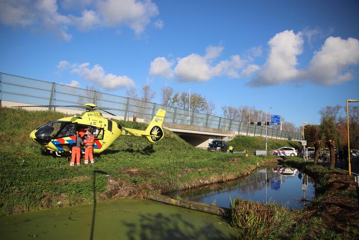Traumahelikopter landt naast snelweg voor ernstig ongeval