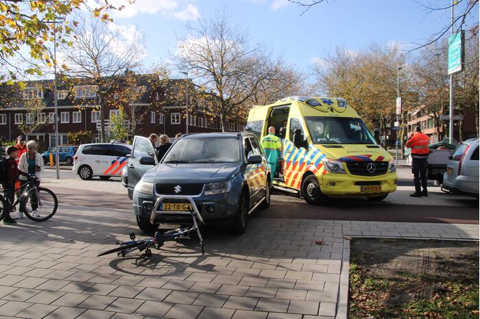 Kind op fiets gewond na botsing met auto