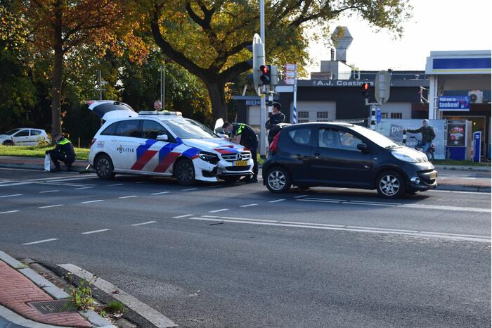Politieauto klapt op personenauto