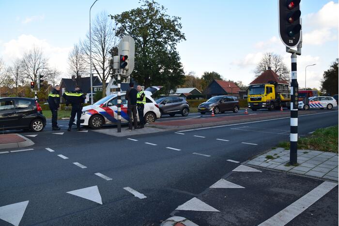Politieauto klapt op personenauto