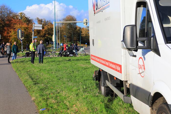 Foto-update: #Leusden Scooterrijder gewond bij aanrijding met bestelbus Heiligenbergerweg Leusden.