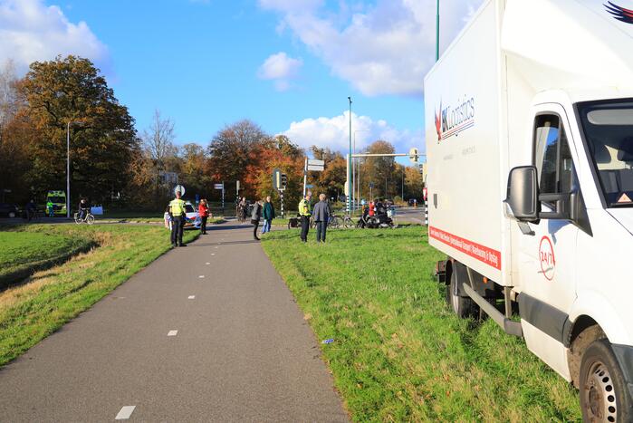 Scooterrijder gewond bij aanrijding met bestelbus