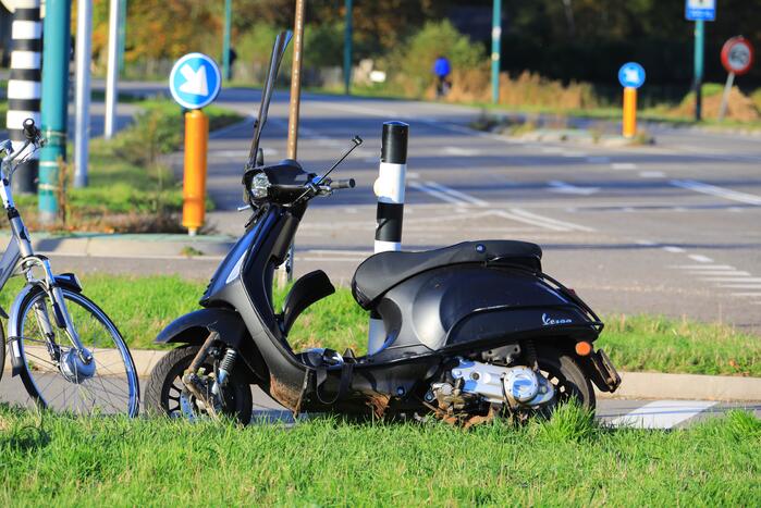 Scooterrijder gewond bij aanrijding met bestelbus
