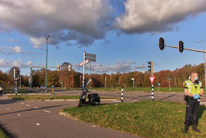 Scooterrijder gewond bij aanrijding met bestelbus