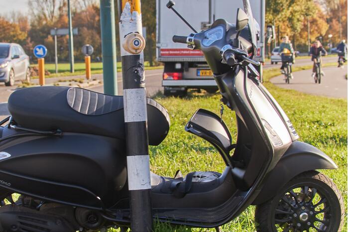 Scooterrijder gewond bij aanrijding met bestelbus