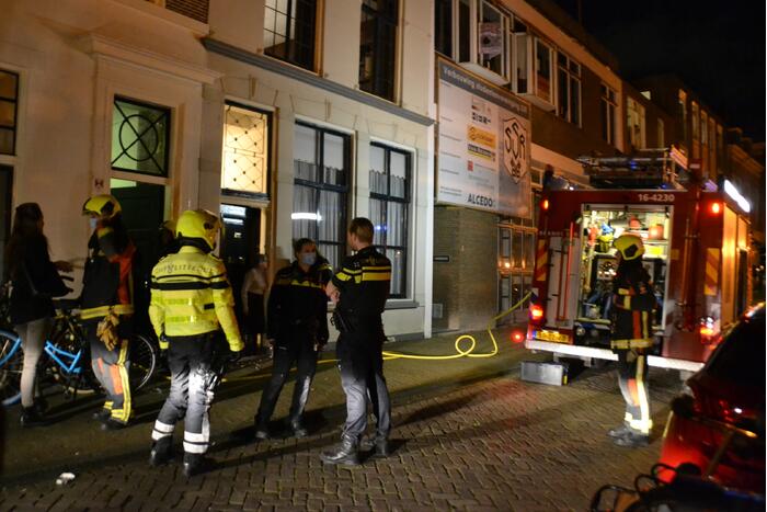 Brandweer blust brand in keuken