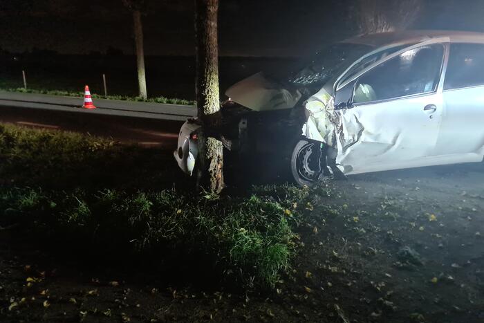 Auto rijdt tegen lantaarnpaal en komt tot stilstand tegen boom