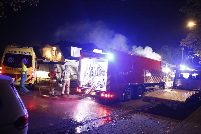 Autobrand slaat over naar woning, een gewonde