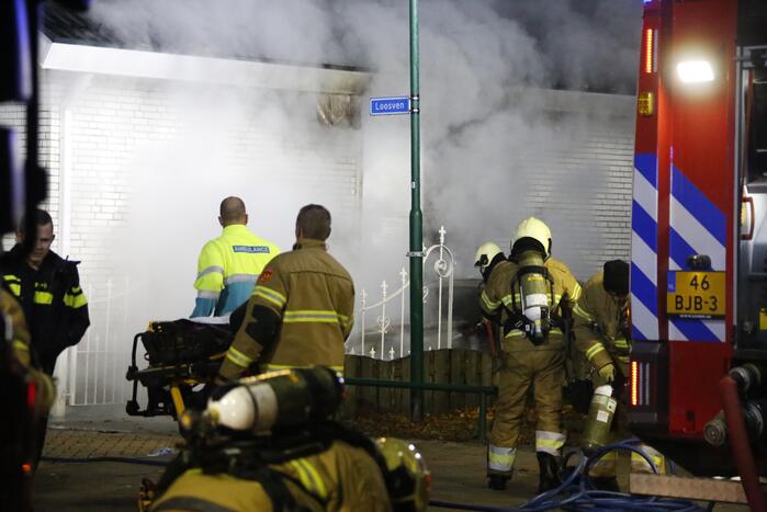 Autobrand slaat over naar woning, een gewonde