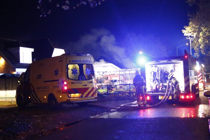 Autobrand slaat over naar woning, een gewonde