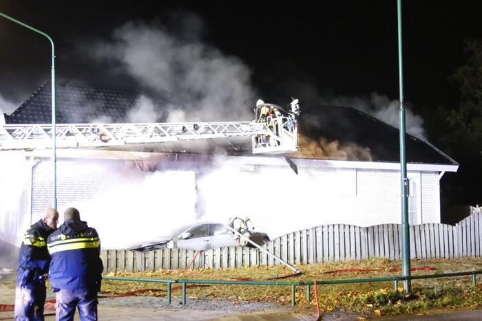 Autobrand slaat over naar woning, een gewonde