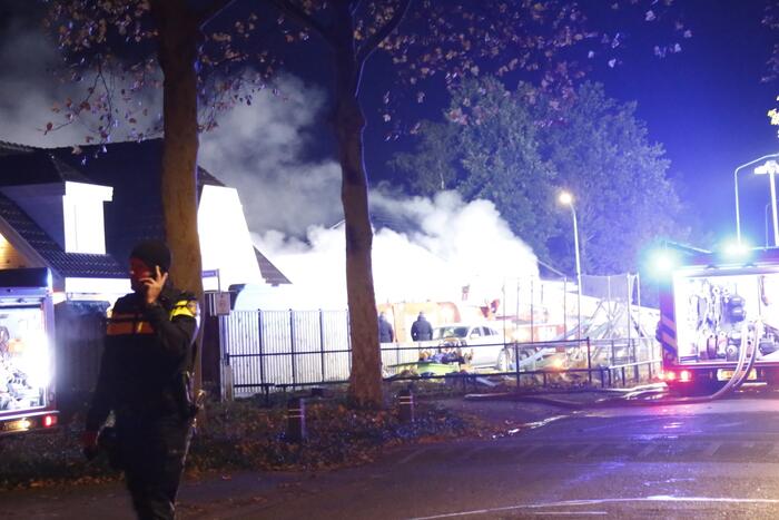 Autobrand slaat over naar woning, een gewonde